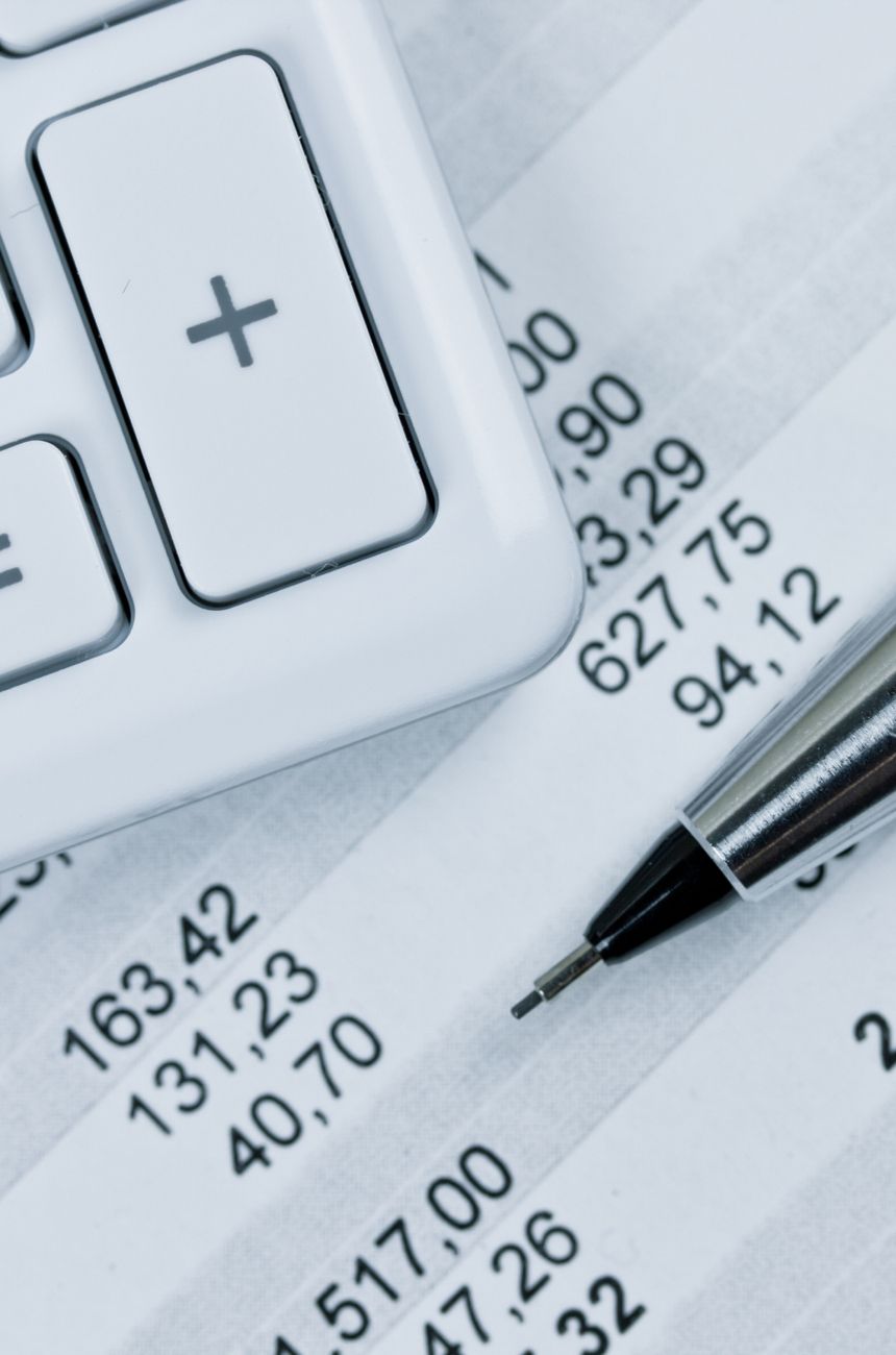 Taschenrechner und ein Blatt mit Zahlen - Nahaufnahme